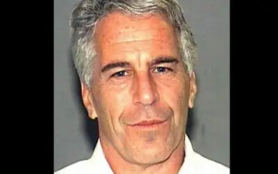 Fullyrðing: Epstein var hluti af „yfirþjóðlegum hópi“ sem stjórnar heiminum