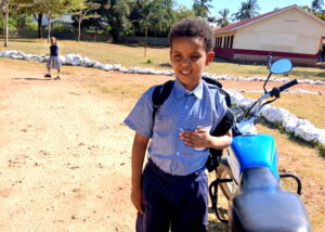 Fór með drenginn til Afríku til að læra að lesa